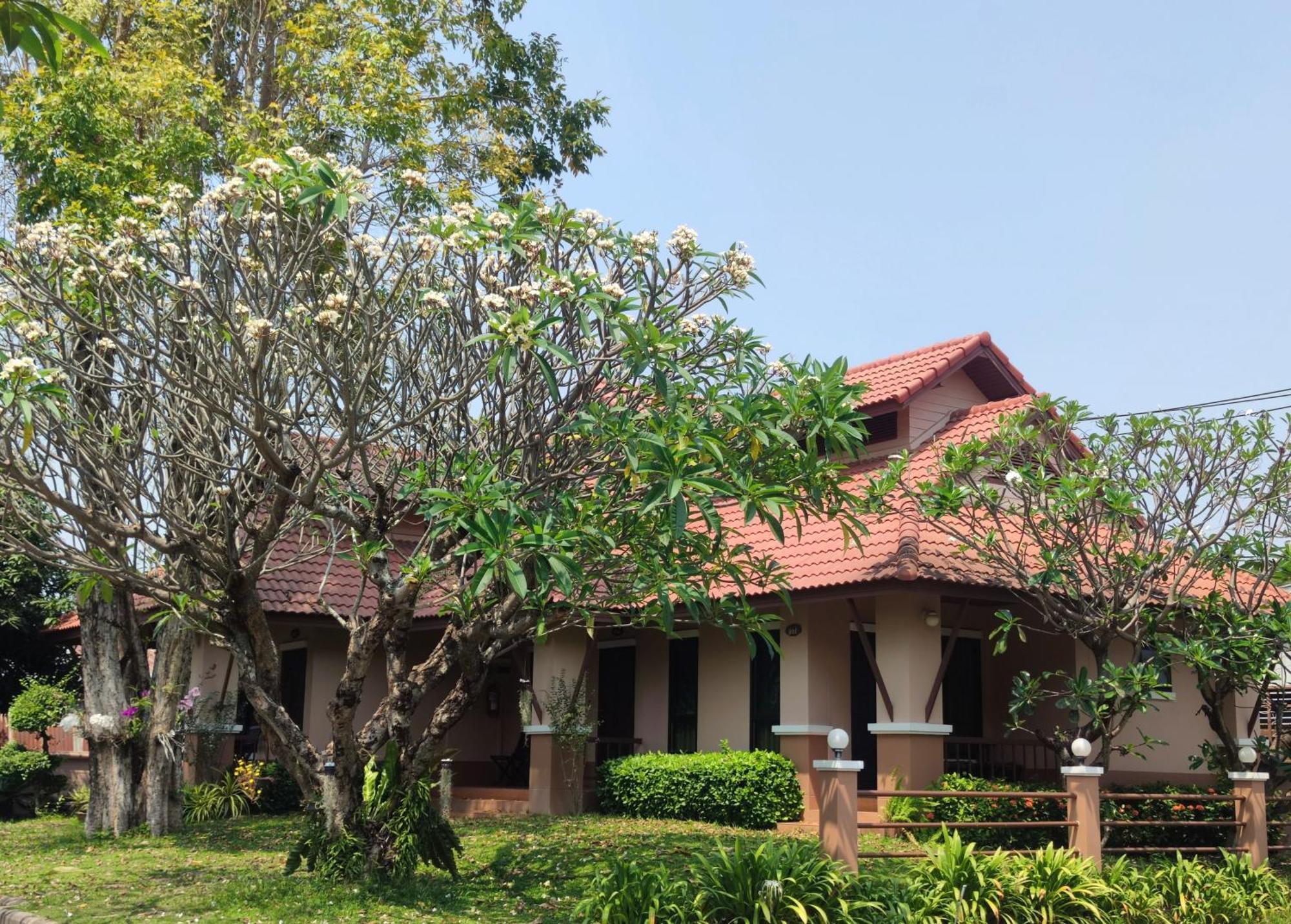 Areena Resort And Hotel Uttaradit Esterno foto